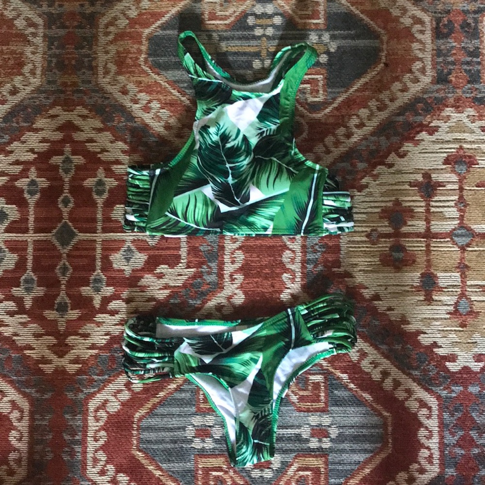 NWOT Cute leaf bikini